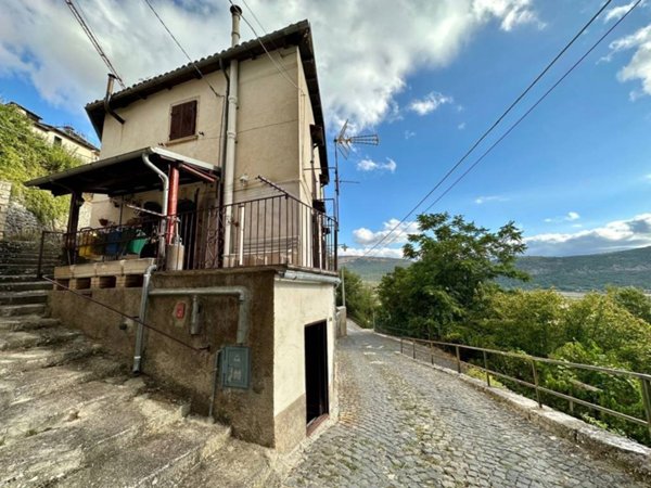 casa indipendente in vendita a Caporciano