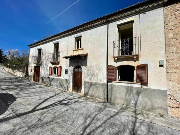 casa indipendente in vendita a Caporciano