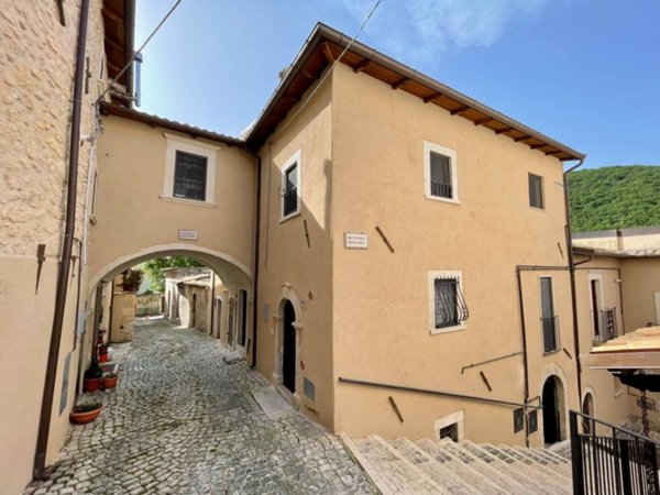 casa indipendente in vendita a Caporciano