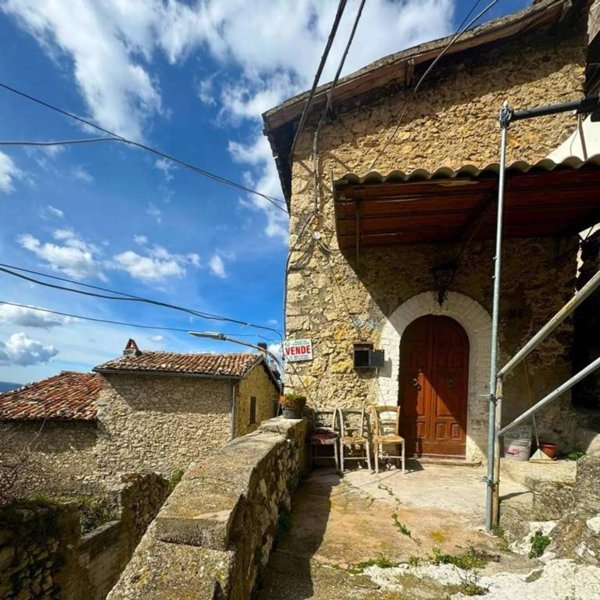 casa indipendente in vendita a Carsoli