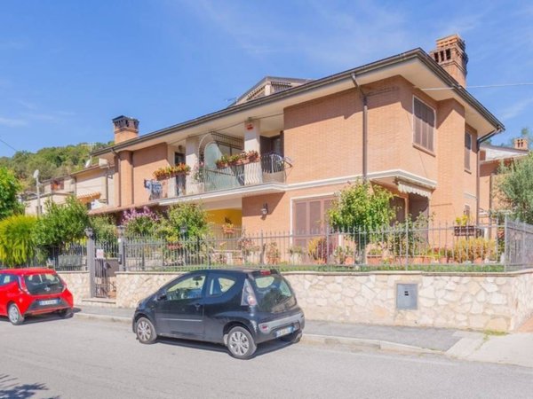 casa indipendente in vendita a Carsoli