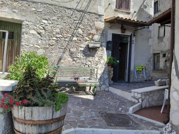 casa indipendente in vendita a Carsoli in zona Colli di Montebove