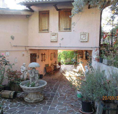 casa indipendente in vendita a Carsoli in zona Colli di Montebove