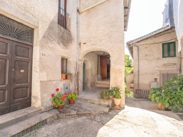 casa indipendente in vendita a Carsoli