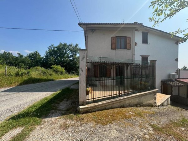 casa indipendente in vendita a Carsoli in zona Villa Romana