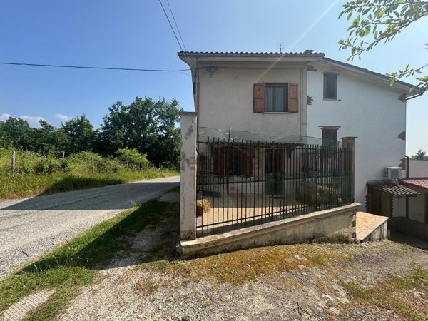 casa indipendente in vendita a Carsoli in zona Villa Romana