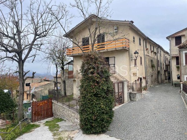 casa indipendente in vendita a Carsoli in zona Montesabinese