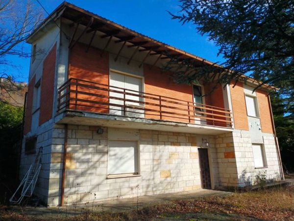 casa indipendente in vendita a Carsoli