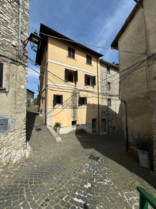 casa indipendente in vendita a Carsoli in zona Tufo Basso