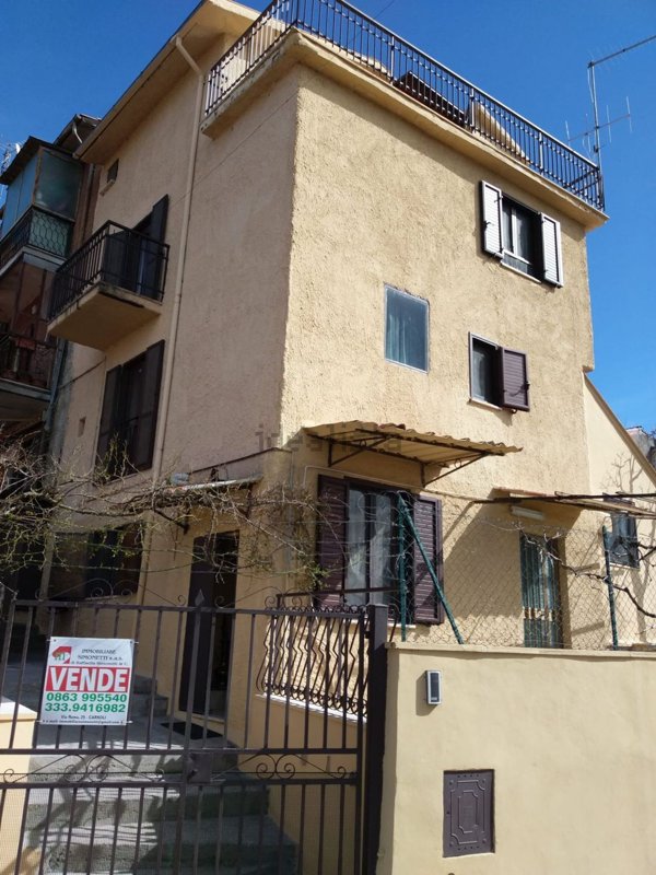 casa indipendente in vendita a Carsoli in zona Villa Romana