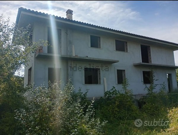 casa indipendente in vendita a Carsoli