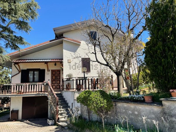 casa indipendente in vendita a Carsoli