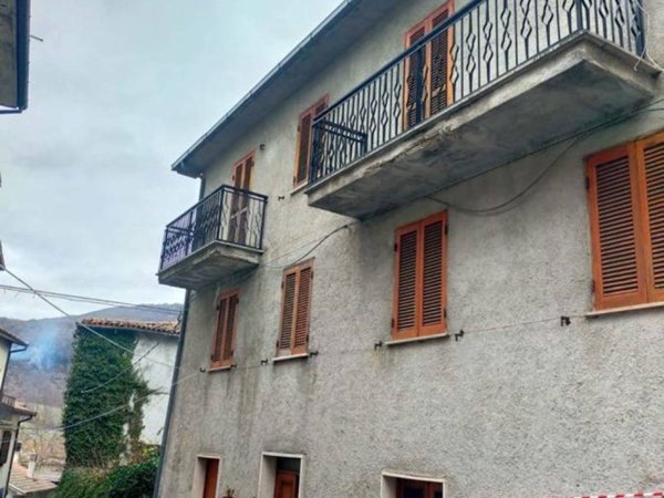 casa indipendente in vendita a Carsoli in zona Tufo Basso