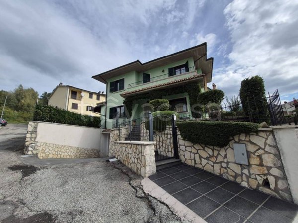 casa indipendente in vendita a Carsoli