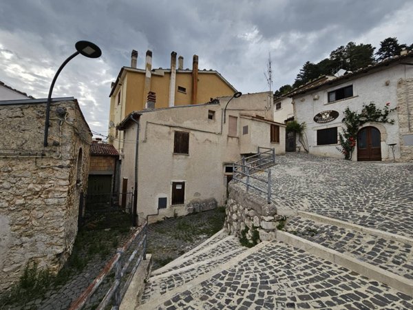 intera palazzina in vendita a Castel del Monte