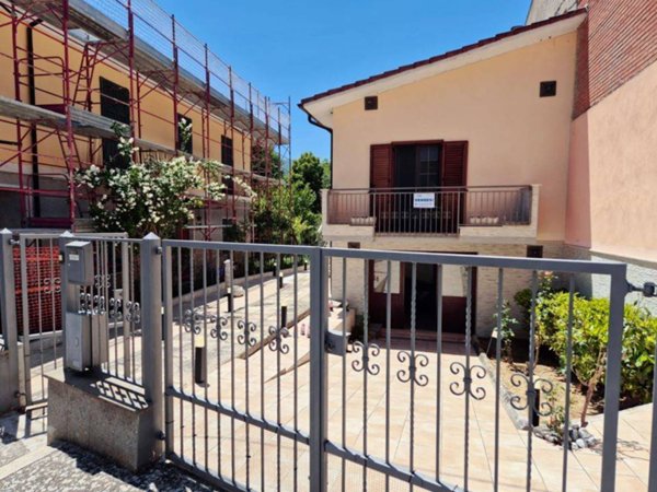 casa indipendente in vendita a Castel di Ieri