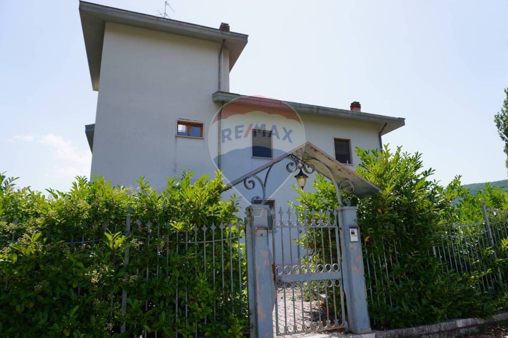 casa indipendente in vendita a Castel di Ieri