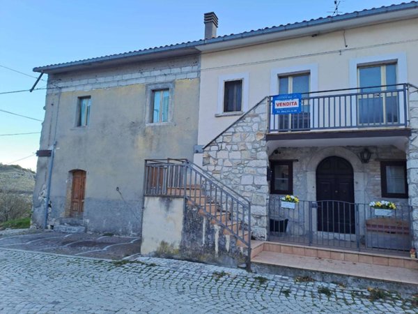 appartamento in vendita a Castel di Sangro in zona Roccacinquemiglia