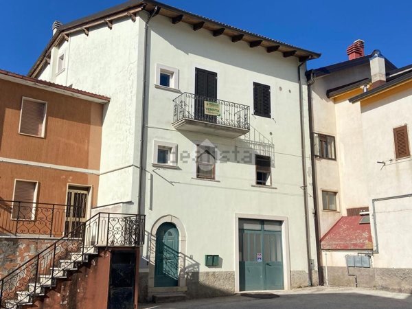 appartamento in vendita a Castel di Sangro in zona Roccacinquemiglia