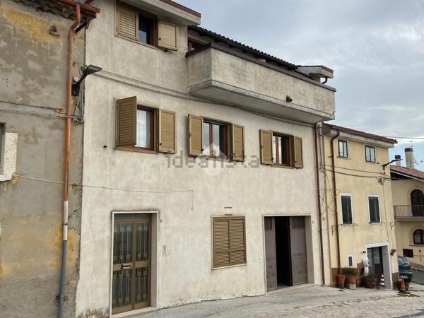 appartamento in vendita a Castel di Sangro in zona Roccacinquemiglia