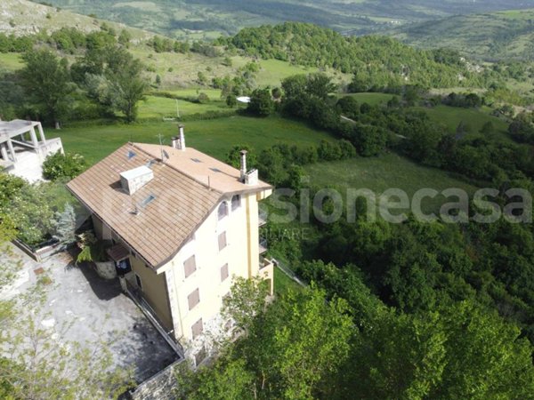 appartamento in vendita a Castel di Sangro in zona Roccacinquemiglia