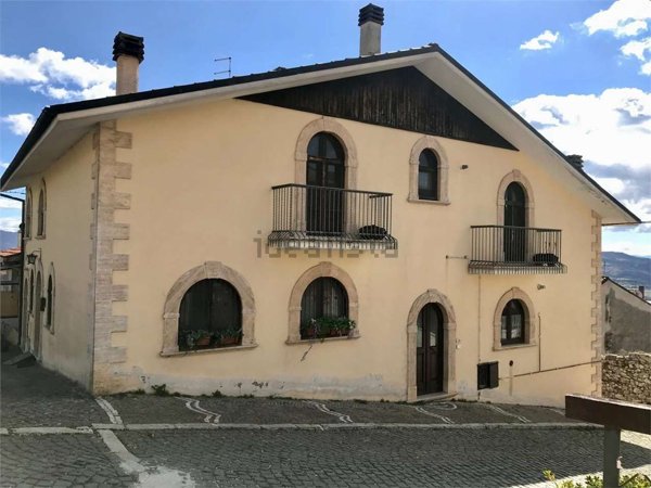 appartamento in vendita a Castel di Sangro in zona Roccacinquemiglia