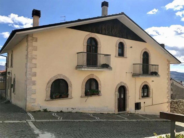appartamento in vendita a Castel di Sangro in zona Roccacinquemiglia