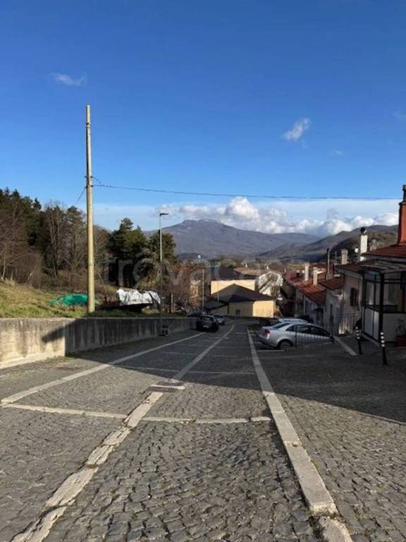 casa indipendente in vendita a Castel di Sangro in zona Roccacinquemiglia