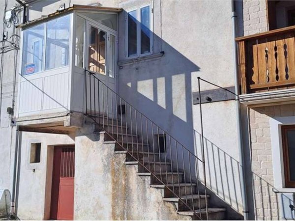 appartamento in vendita a Castel di Sangro in zona Roccacinquemiglia