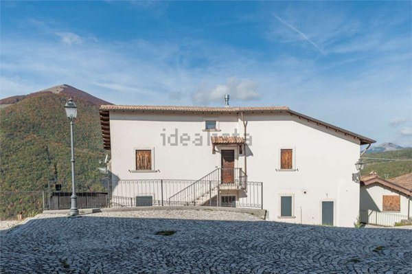 appartamento in vendita a Castel di Sangro in zona Roccacinquemiglia