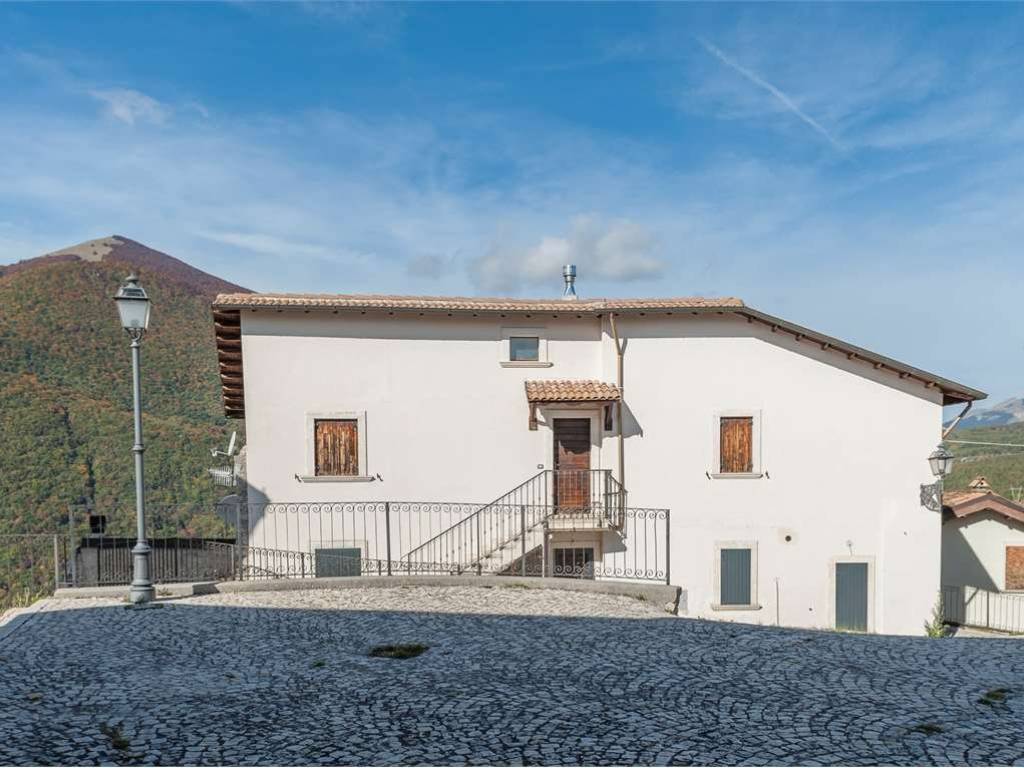 appartamento in vendita a Castel di Sangro in zona Roccacinquemiglia