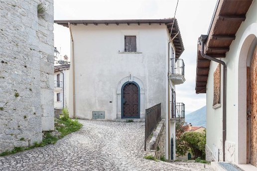 appartamento in vendita a Castel di Sangro in zona Roccacinquemiglia