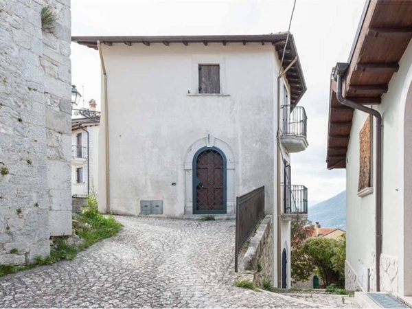 appartamento in vendita a Castel di Sangro in zona Roccacinquemiglia