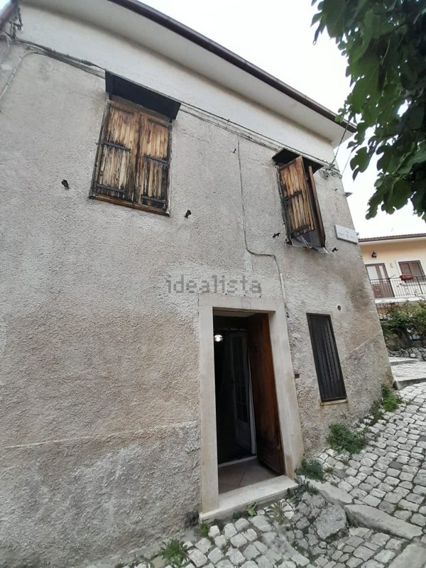 appartamento in vendita a Castel di Sangro in zona Roccacinquemiglia