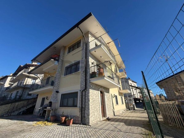 appartamento in vendita a Castel di Sangro in zona Roccacinquemiglia