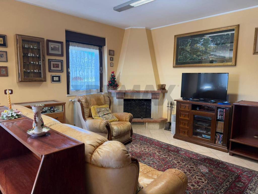 appartamento in vendita a Castel di Sangro in zona Roccacinquemiglia