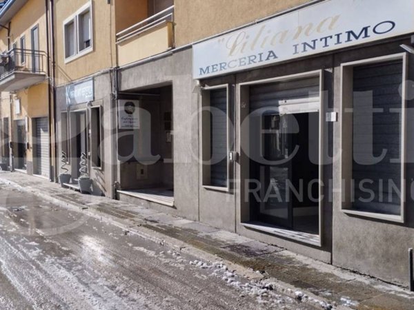 locale commerciale in vendita a Castel di Sangro