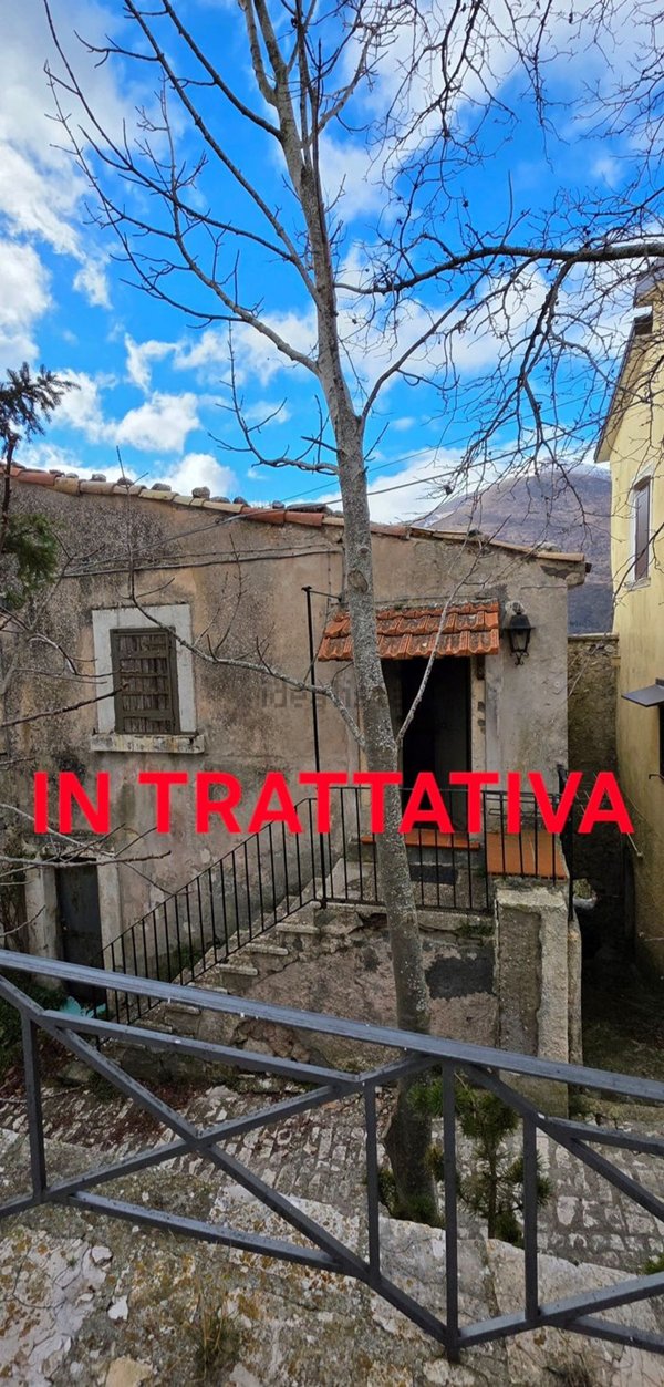 appartamento in vendita a Castel di Sangro in zona Roccacinquemiglia