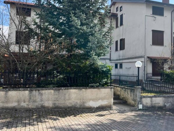 appartamento in vendita a Castel di Sangro in zona Roccacinquemiglia