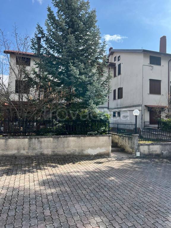 appartamento in vendita a Castel di Sangro in zona Roccacinquemiglia