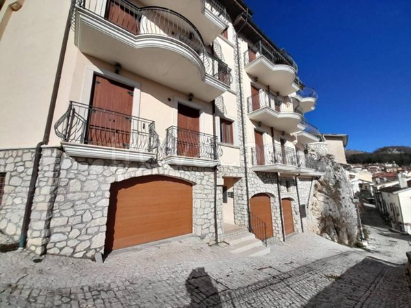 appartamento in vendita a Castel di Sangro in zona Roccacinquemiglia