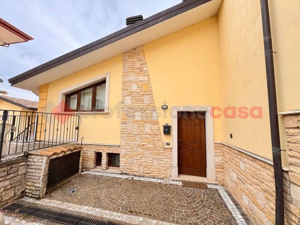 casa indipendente in vendita a Castel di Sangro in zona Roccacinquemiglia