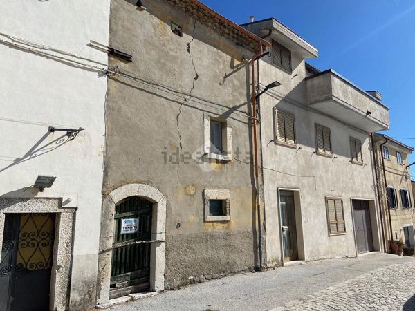 appartamento in vendita a Castel di Sangro in zona Roccacinquemiglia