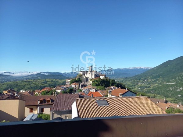appartamento in vendita a Castel di Sangro in zona Roccacinquemiglia