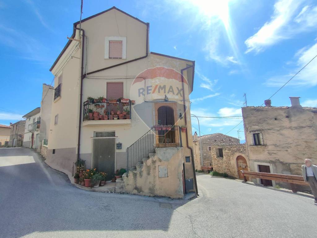 casa semindipendente in vendita a Castelvecchio Calvisio
