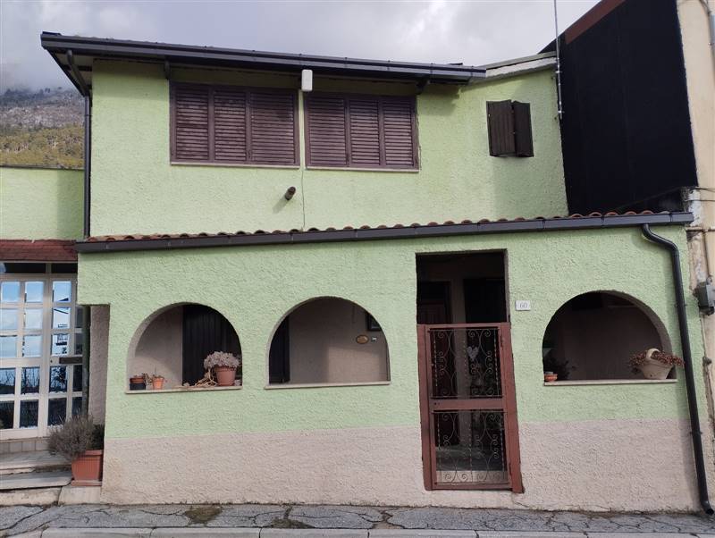 casa indipendente in vendita a Celano