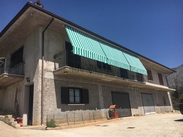 casa indipendente in vendita a Celano