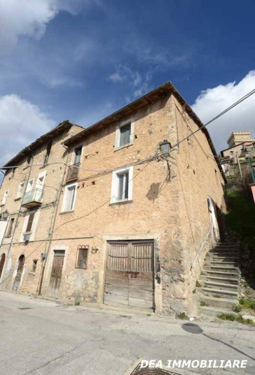casa indipendente in vendita a Celano