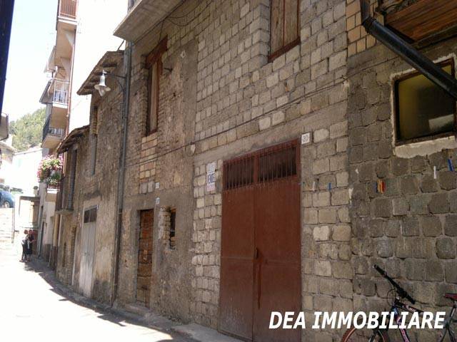 casa indipendente in vendita a Celano