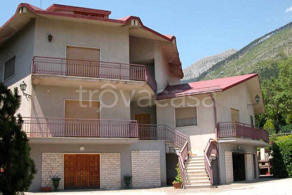 casa indipendente in vendita a Celano